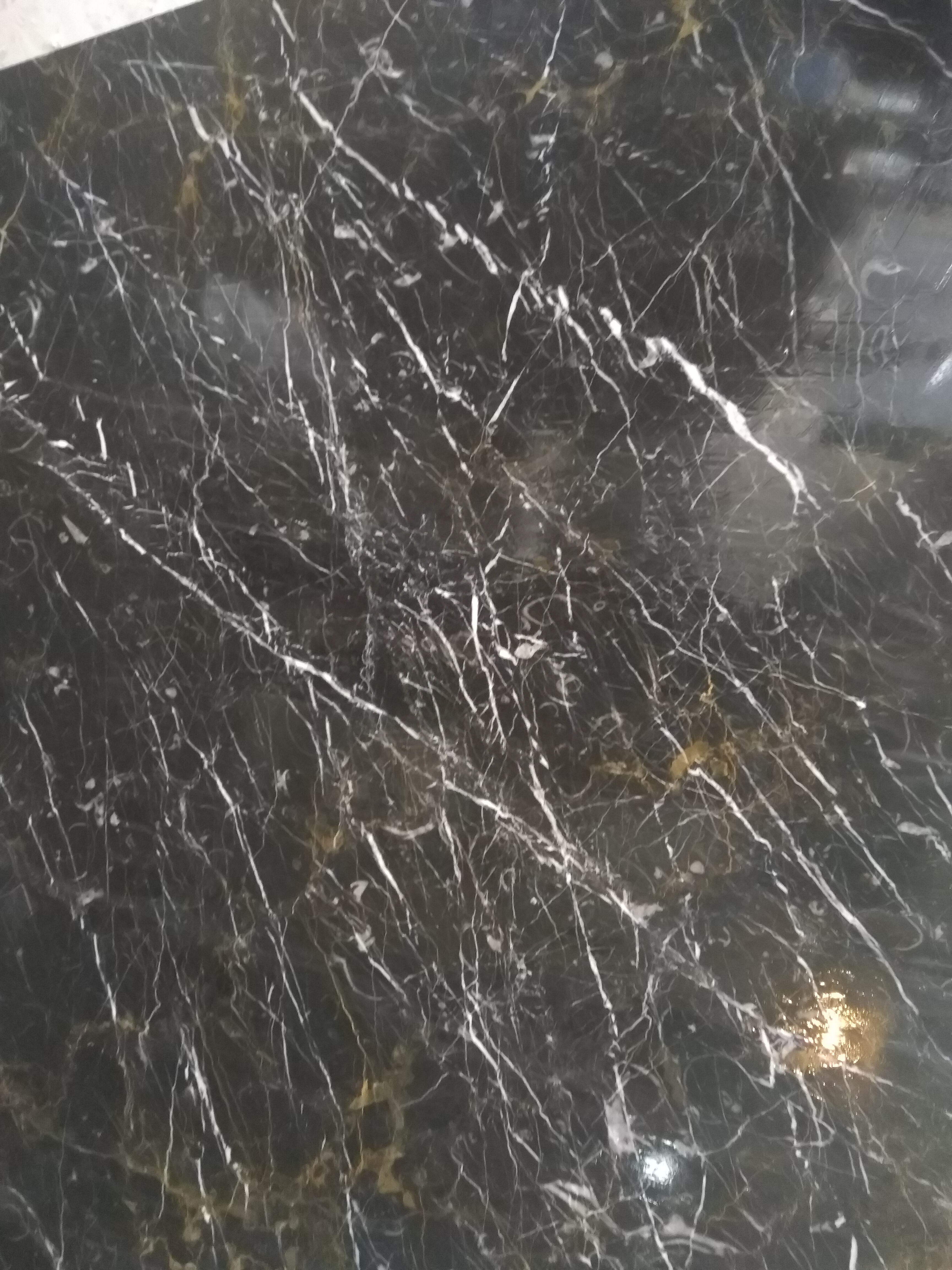 سنگ گلدن بلک سنگ تیره با رگهای طلایی اسپانیا