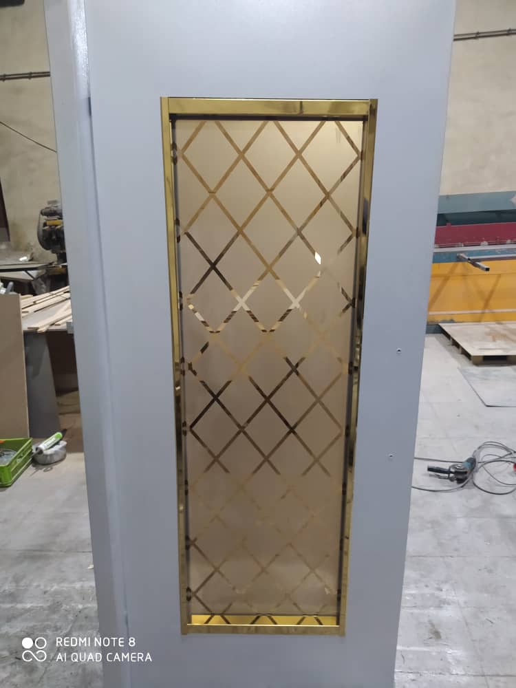 درب لولایی استاتیک همراه با شیشه و استیل دور شیشه