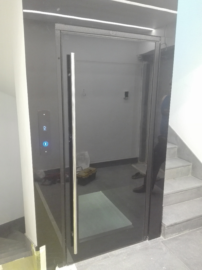  درب لولایی تمام شیشه با دستگیره استیل ساخت شرکت ماه لیفت