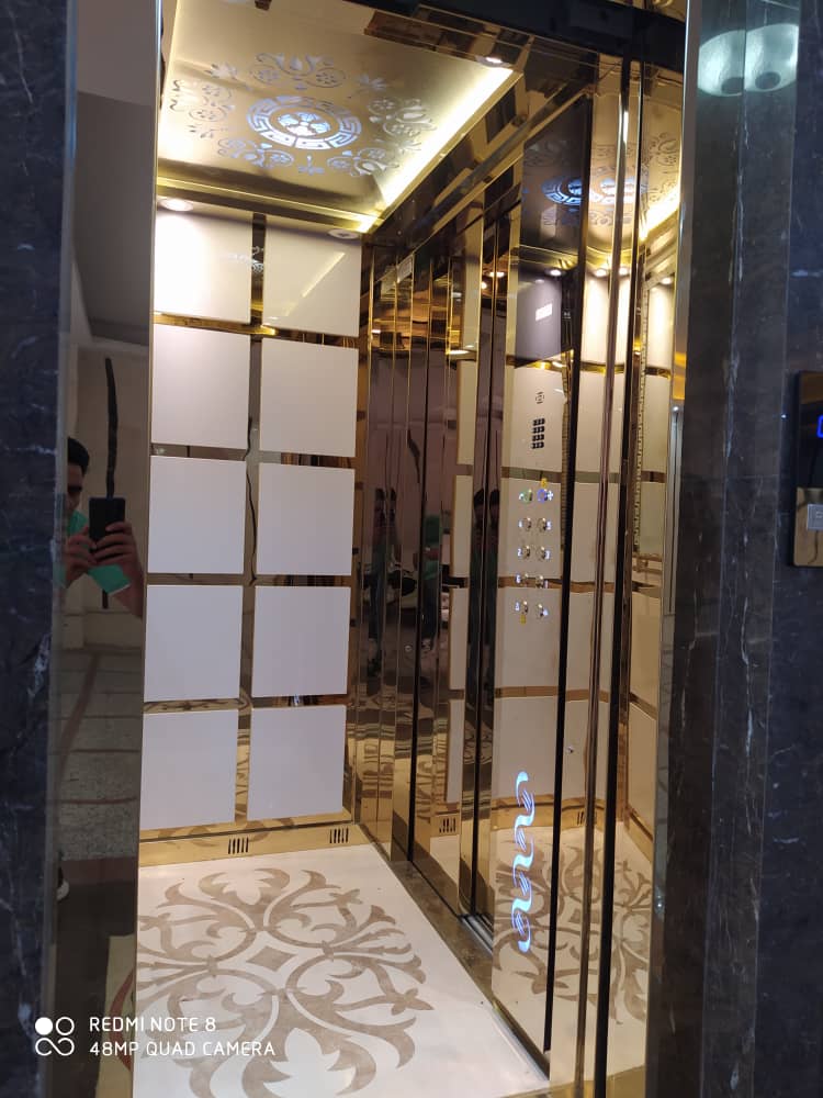 کابین استیل طلایی و هایگلاس کف معرق